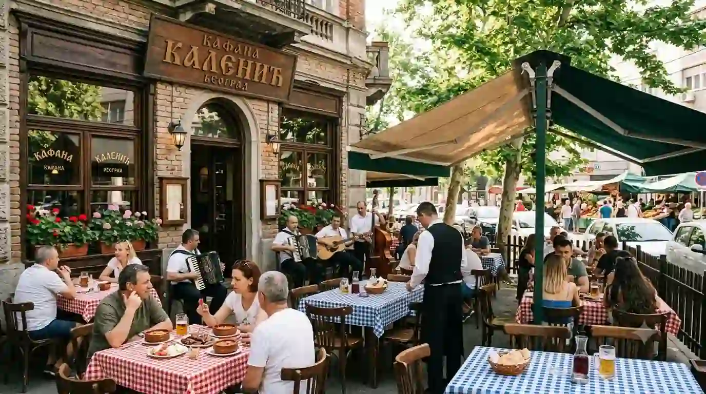 Užurbana i tradicionalna letnja bašta kafane Kalenić na Vračaru u Beogradu, sa gostima za stolovima sa kariranim stolnjacima, muzičarima koji sviraju uživo i pogledom na istorijsku fasadu i Kalenić pijacu u pozadini.